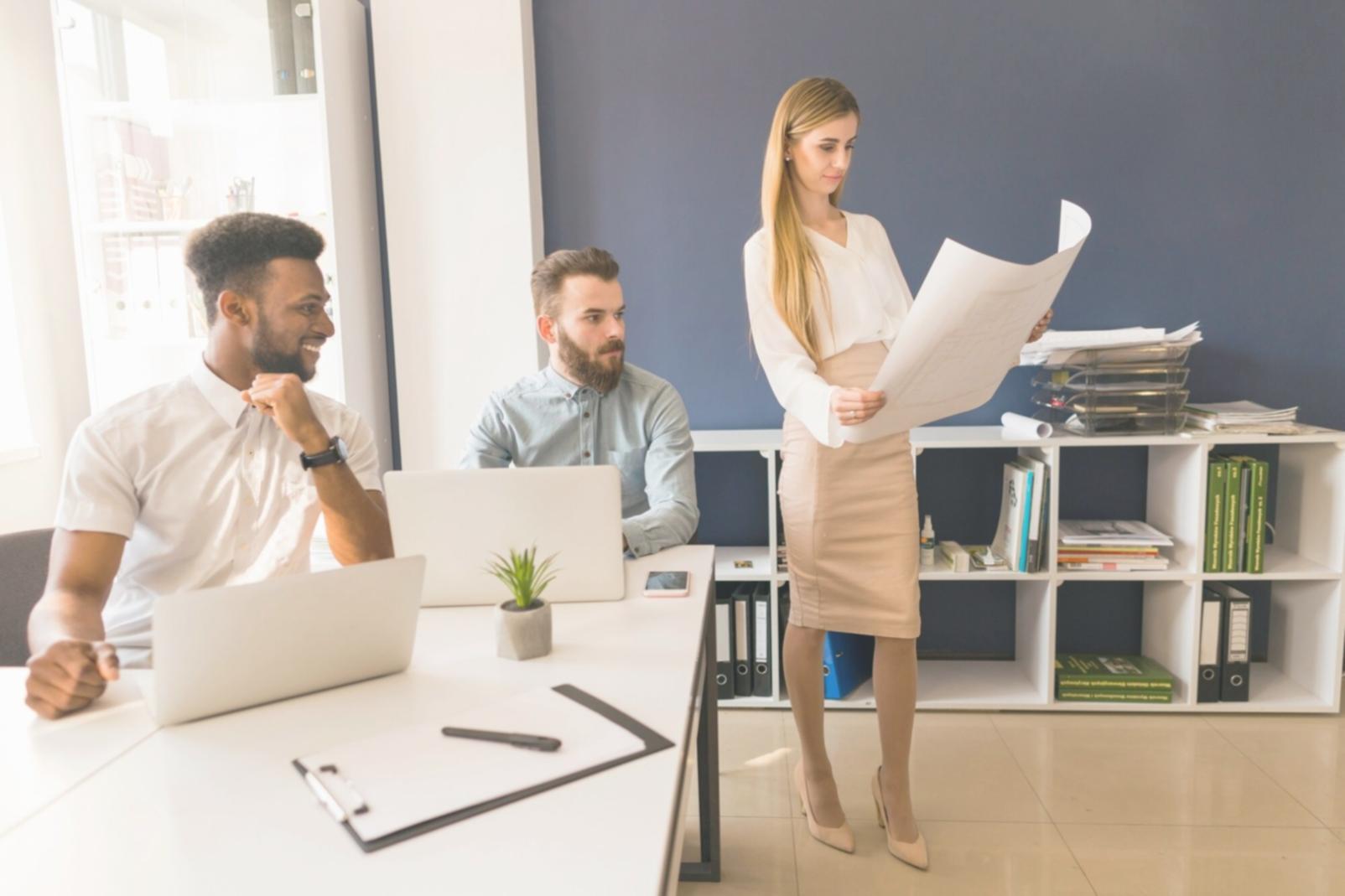 Arbeitsplatz mit Bildschirmen und Entwicklungstools