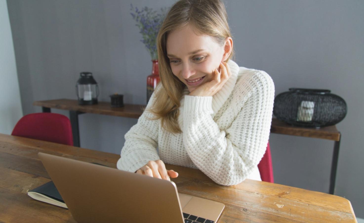 Teilnehmende beim gemeinsamen Coden an Laptops